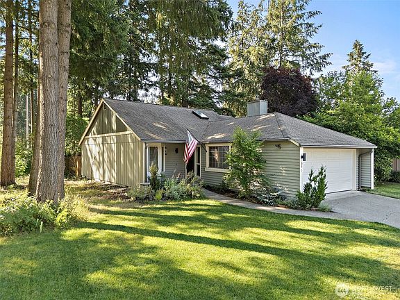 2nd image of 651 Malibu Drive SE