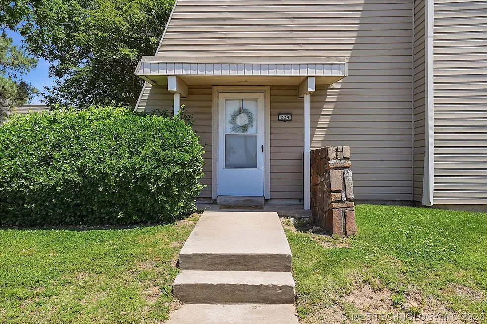 2 bed, 1026 sqft, $1,300 — Photo 1