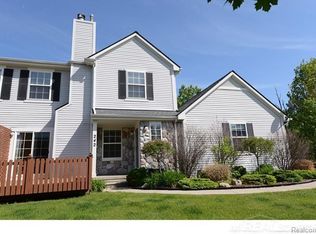 242 Barrington Cir #51, Lake Orion, MI 48360