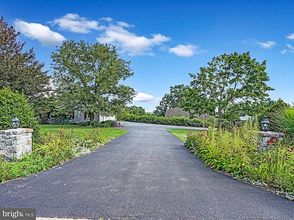 3rd image of 40 Rosewood Dr