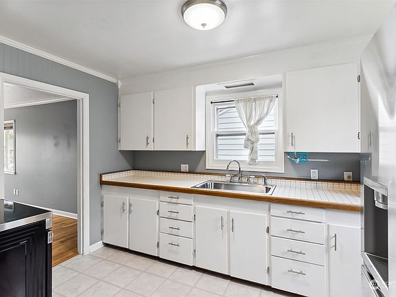 5th image of 310 Wilson Street NE