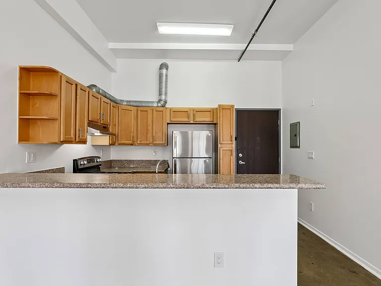 1725 W. 6th St — Photo 9