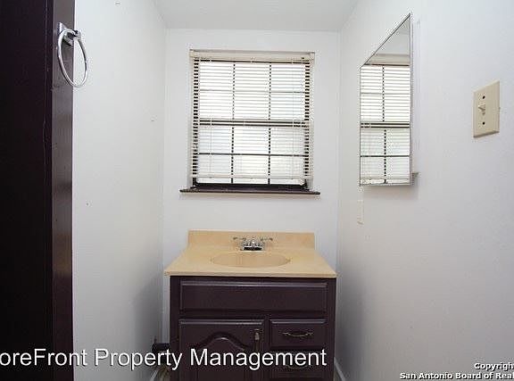 4th image of 2722 Irwin Dr APT 4