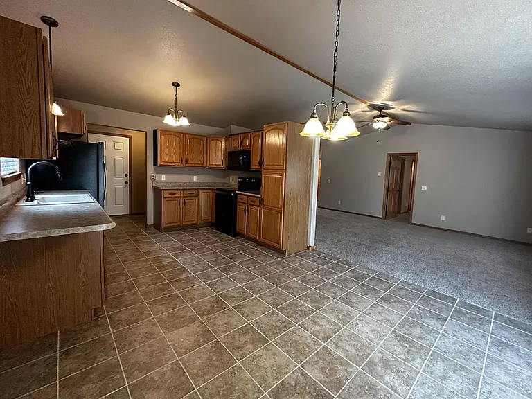 405 Sapphire Ln — Photo 3