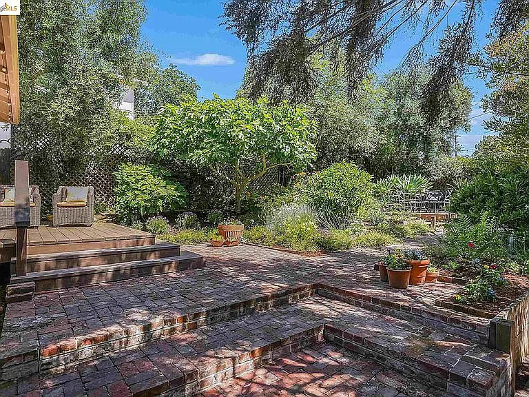 2520 Hearst Ave — Photo 50
