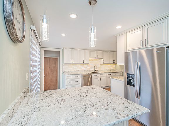 5th image of 224 Pinecroft Dr