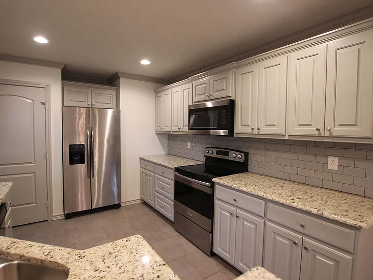 Beautiful 3 Bedroom 2 Bathroom Townhouse In South Tyler! Now Offering 1/2 Off First Full Months R... — Photo 9