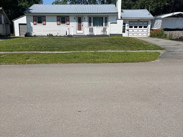 13 Colony Pl, Millinocket, ME 04462