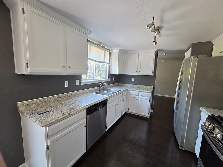 685 Georgetown Ln — Photo 12