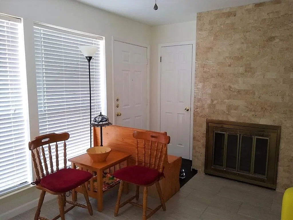 3 bed, 2.0 bath, 913 sqft, $2,400 — Photo 1