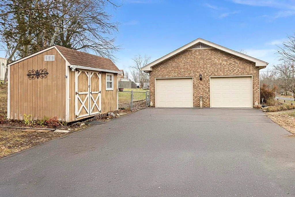 Building Photo - 703 Lucien Dr