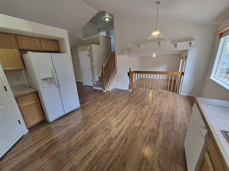427 Hudson Ct — Photo 3