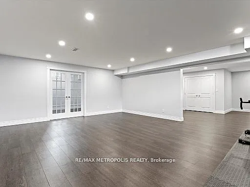 925 Lakewood Cres — Photo 28