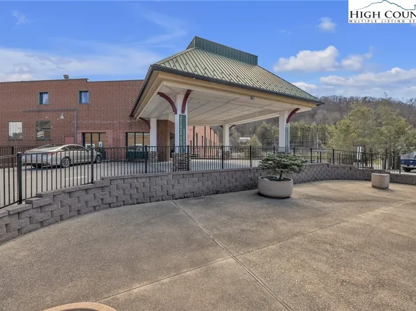 215 S Jefferson Ave (Unit 216) #216, West Jefferson, NC 28694