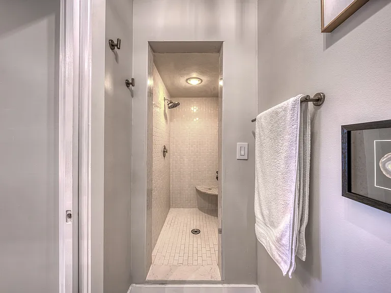 SE 1st Pl — Photo 29