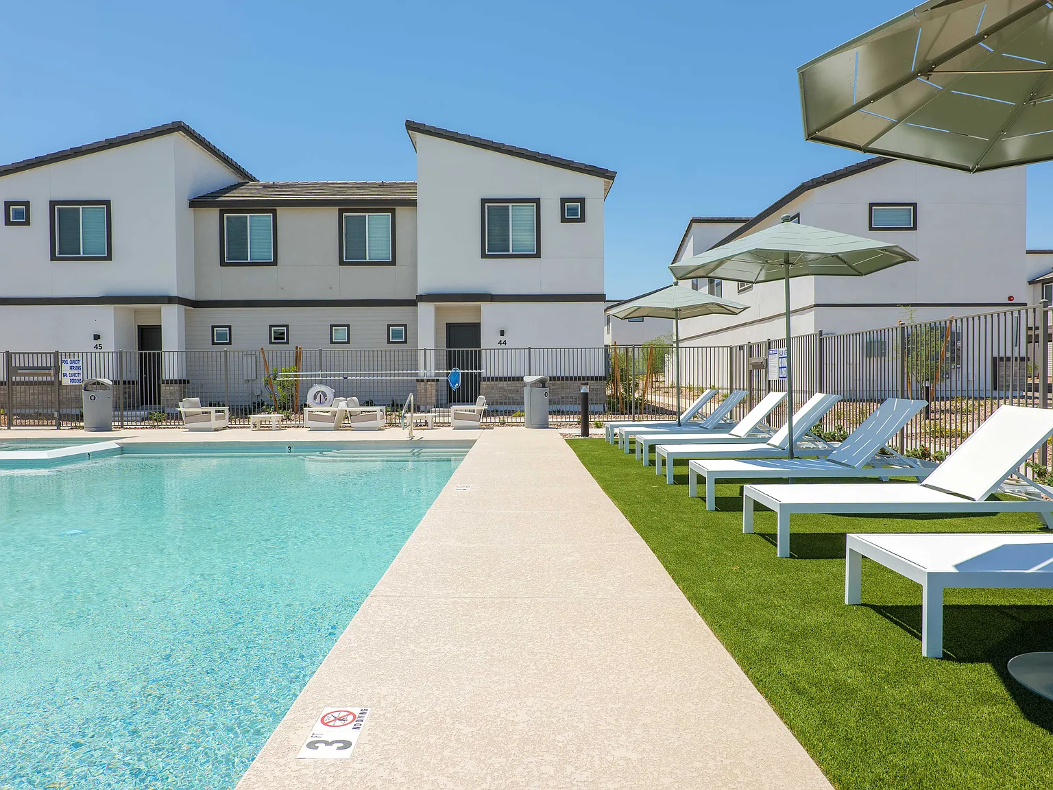 Corsica Villas at Euclid Avenue — Photo 2