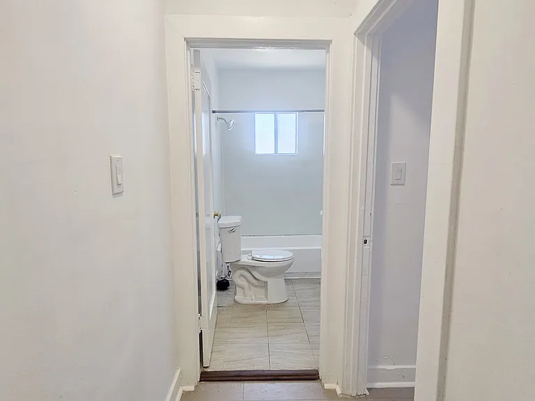 251 E 7th St — Photo 13