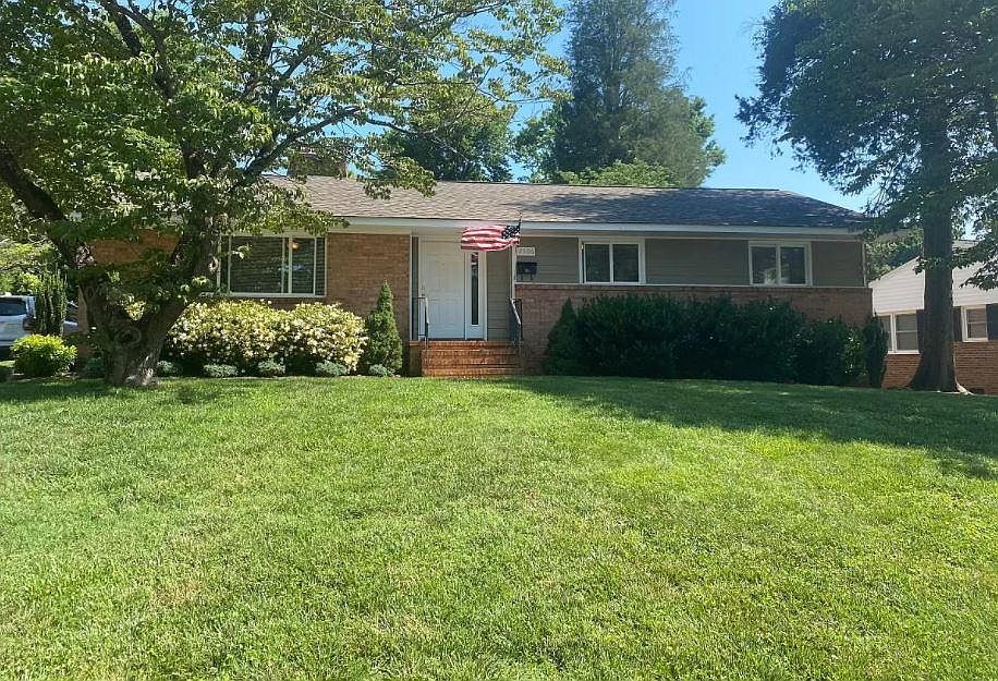 1st image of 2605 Fairway Dr