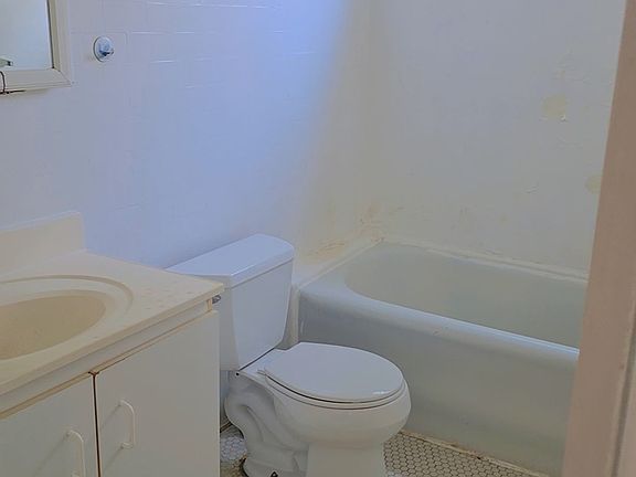 3rd image of 414 Douglas St
