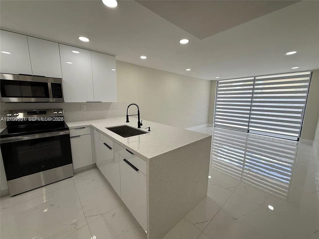 2 bed, 866 sqft, $2,400 — Photo 2