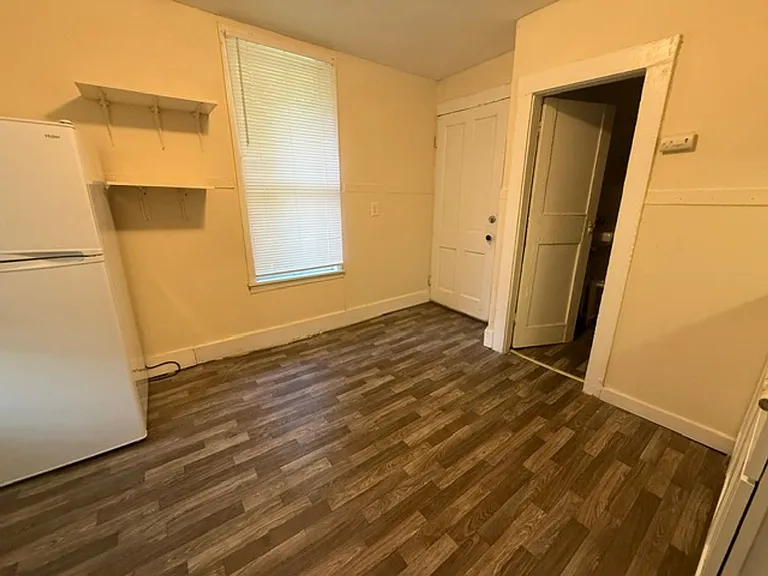 202 S Grove St — Photo 5