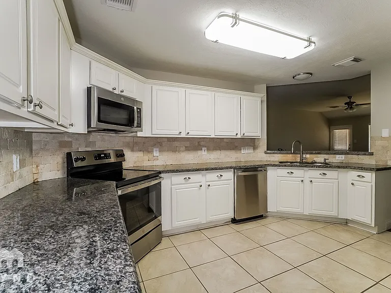 12035 Thornecrest Dr — Photo 3