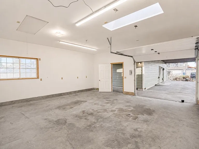 226 Sparks Dr — Photo 32