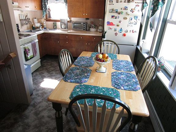 MODERN EAT IN KITCHEN