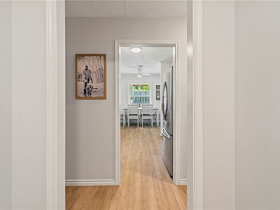 4th image of 4006 Meadowwood Dr
