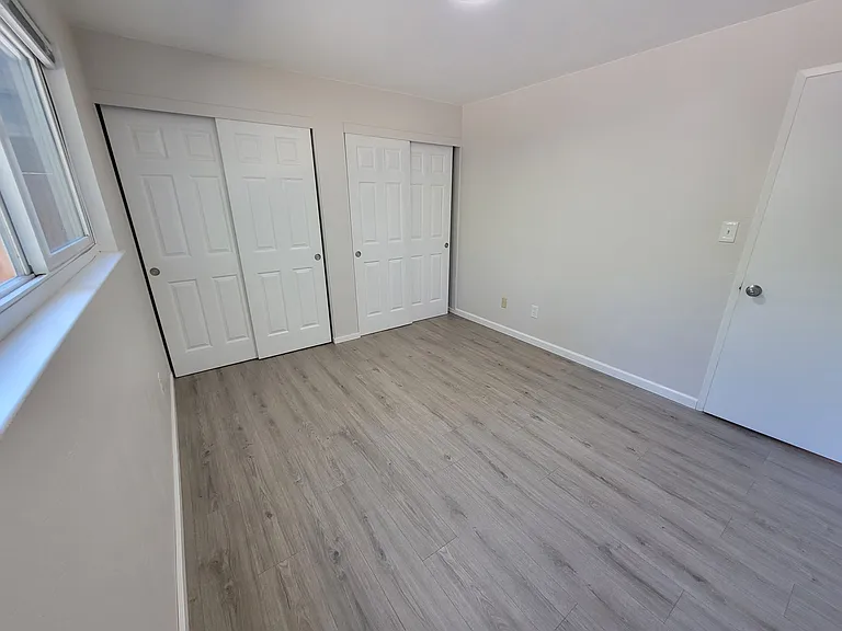 East Bedroom 121 Sq Ft
Closet 21 Sq Ft