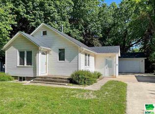 134 5th St NE, Sioux Center, IA 51250