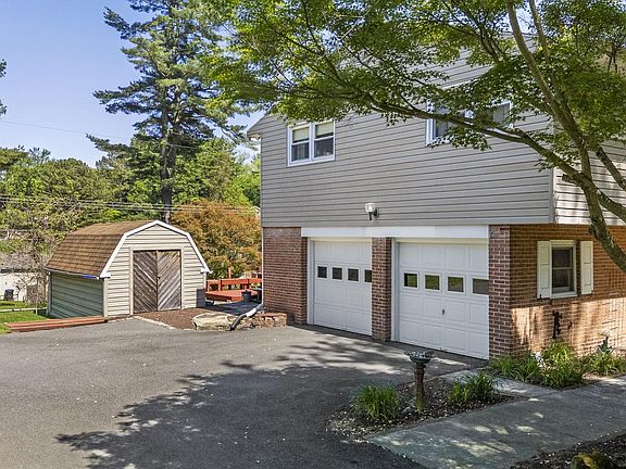 3rd image of 1253 Surrey Rd