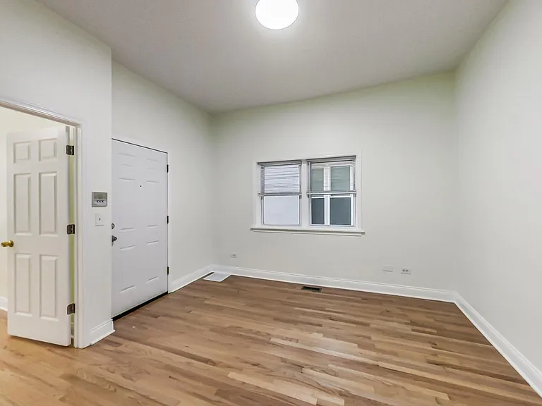 819 S Carpenter St #1F — Photo 4