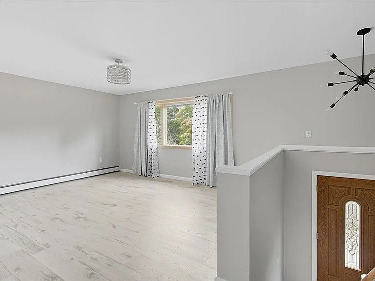 89 Oakwood Dr — Photo 2