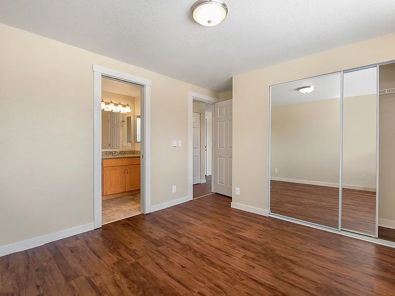 Newland Apartments — Photo 18