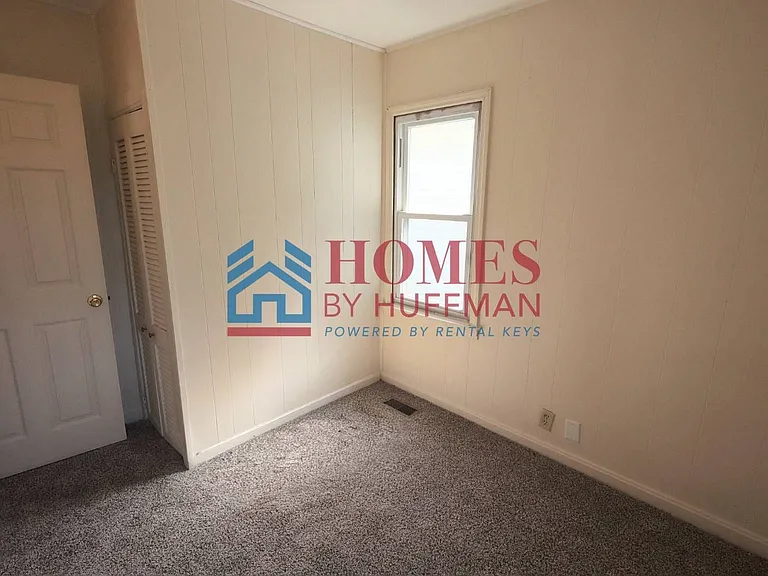 1413 E Illinois St — Photo 7