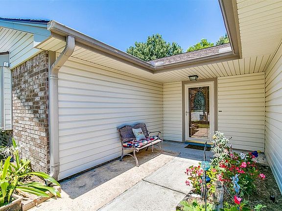 3rd image of 212 Glen Haven Ct