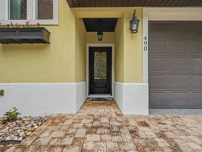 490 Soundview Ct — Photo 4