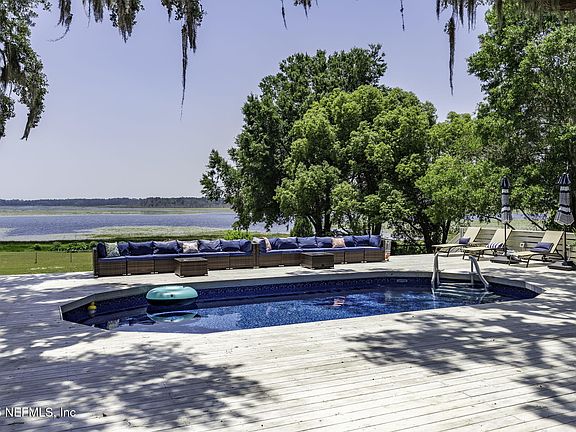 3rd image of 561 SE LAKEVIEW Drive