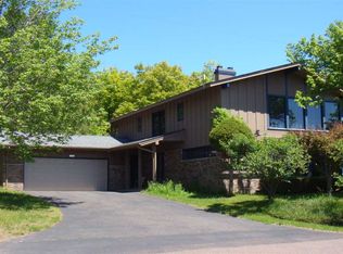 19930 Lakeview Dr, Hancock, MI 49930