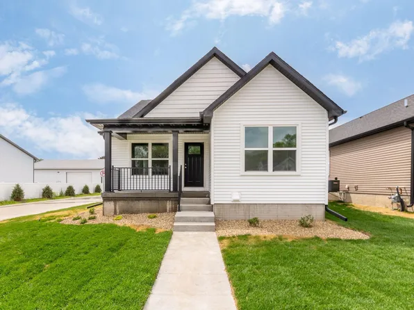 131 Axlewood Dr, Waterloo, IA 50701