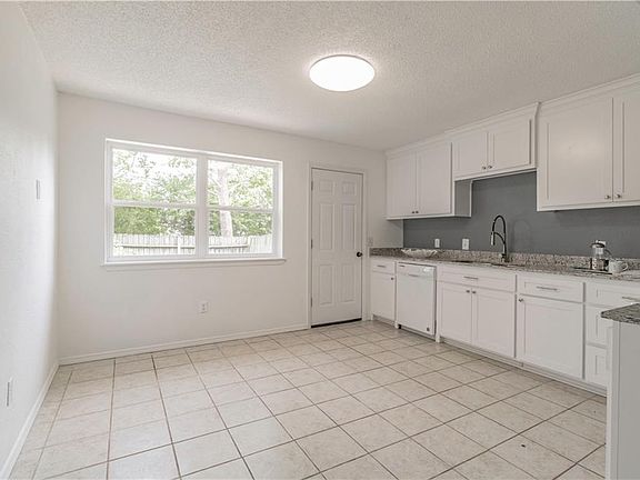 4th image of 2423 & 2421 W Magnolia St