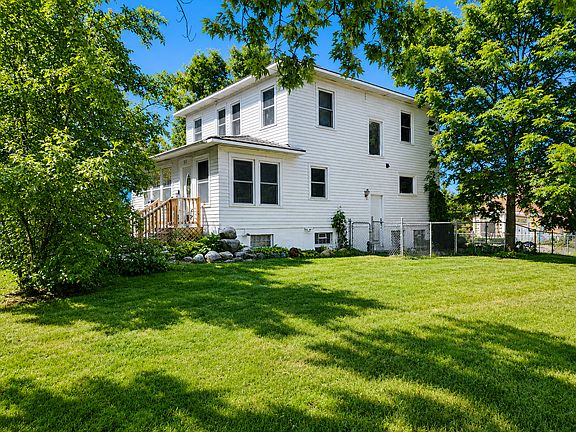 3rd image of 319 5th St NE