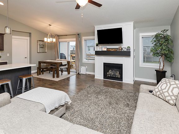 4th image of 303 7th St NE