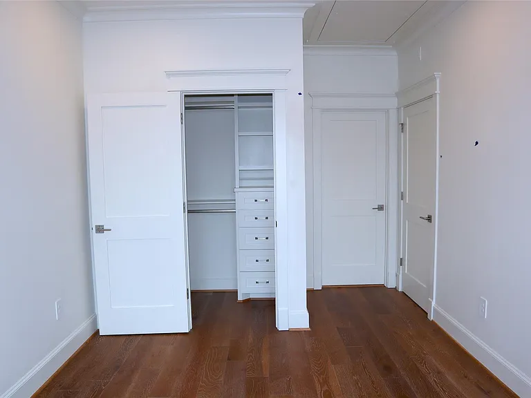 1836 Cortlandt St — Photo 11
