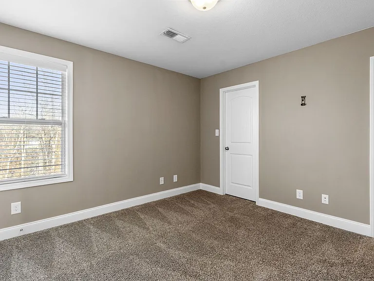 909 Charlotte St — Photo 11