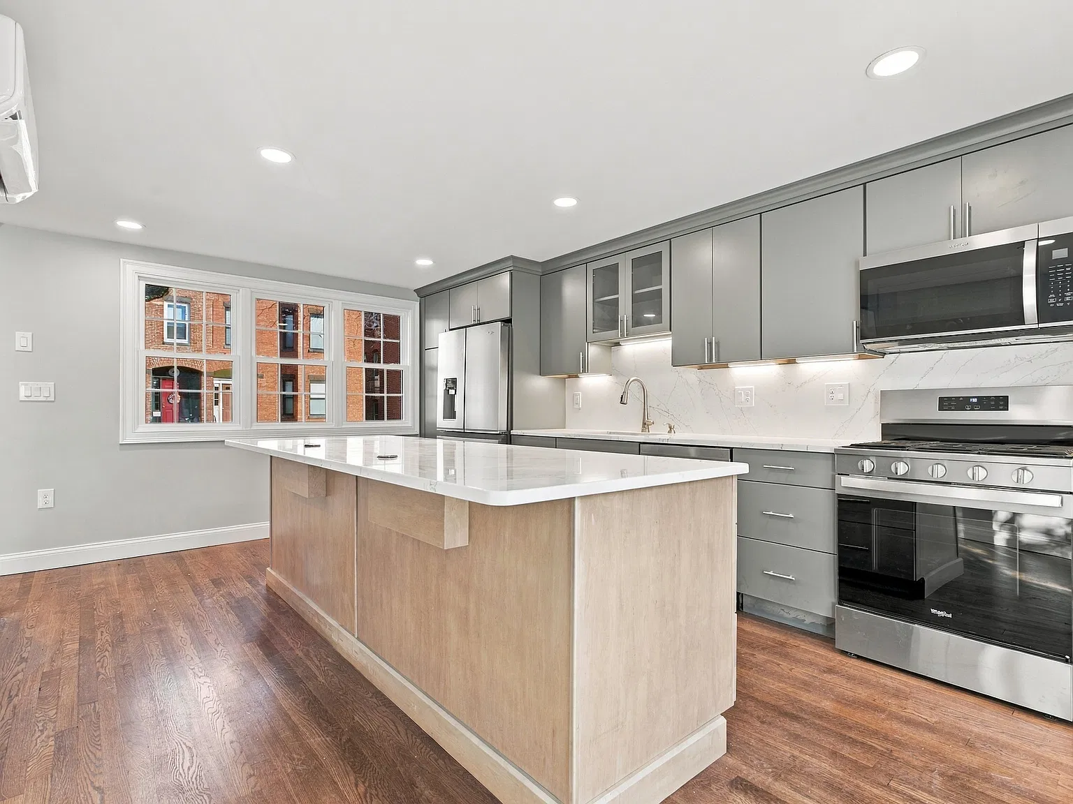3 bed, 2.5 bath, 1588 sqft, $5,500 — Photo 4