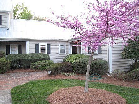 End unit with nice landscaping!