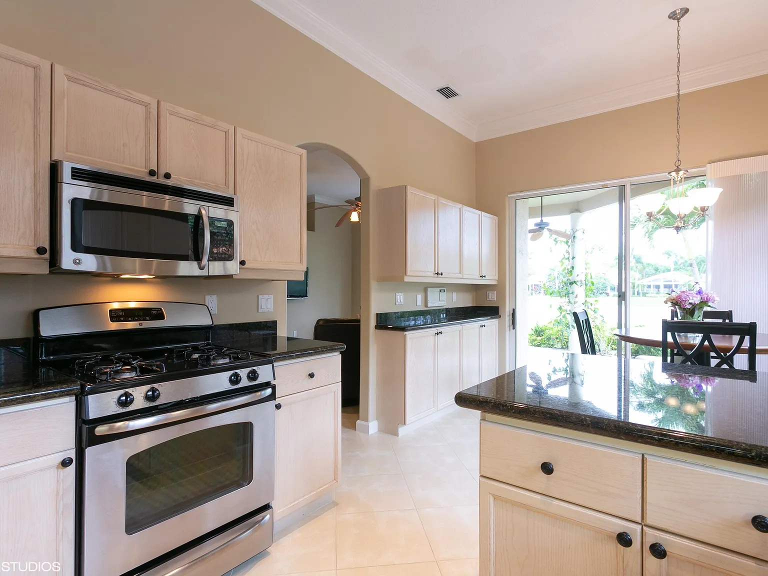 3 bed, 3.0 bath, 2047 sqft, $14,000 — Photo 3