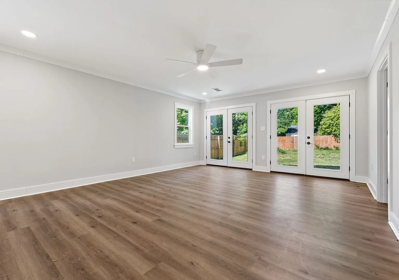 Beautifully renovated 3-bedroom bungalow near downtown with fully fenced yard! — Photo 2